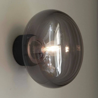 Bild av New Works Karl Johan vägglampa, grå, trä, glas, Ø 23 cm