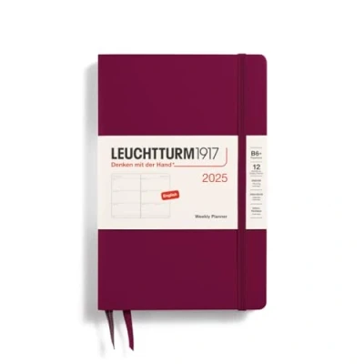 Bild av LEUCHTTURM1917 371014 Veckokalender Paperback (B6+) 2025, Port Red, engelska