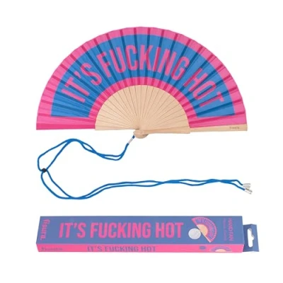 Bild av Fisura Statement solfjäder med texten “f*cking hot, en djärv detalj för heta dagar. Träfläkt i blå och rosa nyanser. Snöre ingår. Storlek: 42,5 x 23 cm