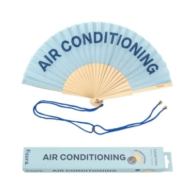 Bild av Fisura Originalfläkt med meddelandet &quot;air conditioning&quot;. Rolig och modern träfläkt. Blå handfläkt. Mått: 42,5 x 23 centimeter. Material: Trä textil.