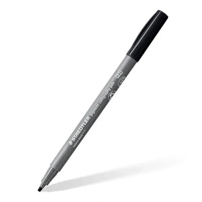 Bild av Staedtler Kalligrafi fiberpenna pigment konst, intensiv svart, 2,00 mm kalligrafispets, pigmenterad premium tecknad serie, vattentät, 10 textpennor i kartongfodral, 375 99