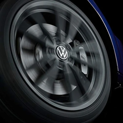 Bild av Volkswagen 00071213D Navkapsel för LM fälg, dynamisk, med stående logotyp i kördrift
