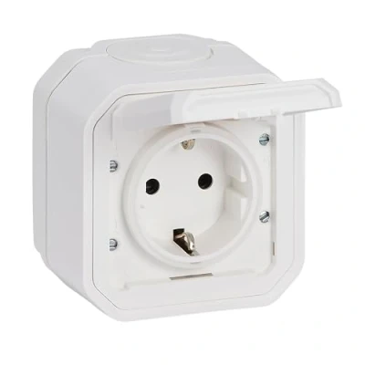 Bild av LEGRAND, Plexo Vägguttag Utanpåliggande Nytt Ytmonterat Våtrumsuttag, Schuko standard, Inklusive Gånglock, Kontaktskydd, Pluggklämmor, 16 Ampere, 250 Volt, IP44 IK07, Färg: Vit, 06970L