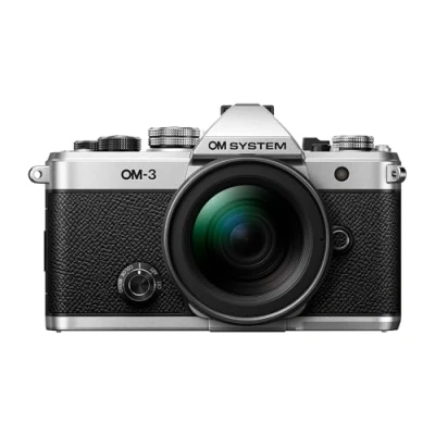 Bild av OM SYSTEM 3 Micro Four Thirds systemkamera, 20 MP BSI staplad sensor, 5 axlig bildstabilisering, silver med M.Zuiko Digital 12 45mm f4.0 PRO objektiv