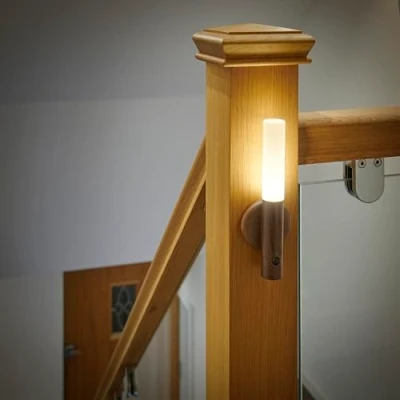 Bild av Uppladdningsbar vägglampa med rörelsesensor PIR funktion, bärbar och trådlös, smart automatisk nattlampa från Auraglow batteri, för inomhusbruk i hall, trappa veranda, stav, valnötsträ