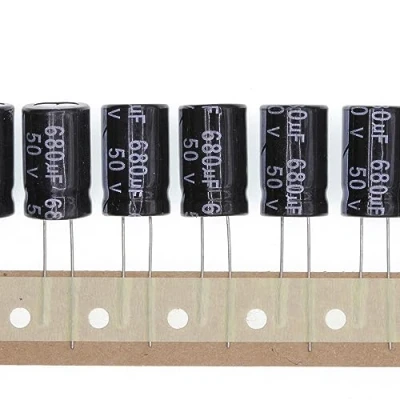 Bild av 20 stycken 50 V 680UF Anslutbar aluminium elektrolytisk kondensator 13 x 21 mm