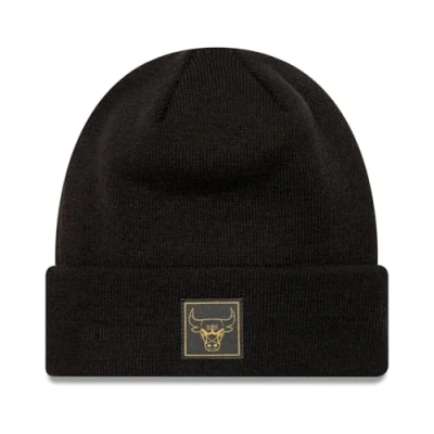 Bild av New Era NBA Svart Cuff Beanie Chicago Bulls Metallic Badge Knit Black @ Hatstore