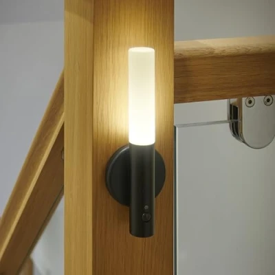 Bild av Auraglow Smart vägglampa med LED sensor, bärbar och uppladdningsbar nattlampa för inomhusanvändning, magnetisk bas (4 pack, svart metall)