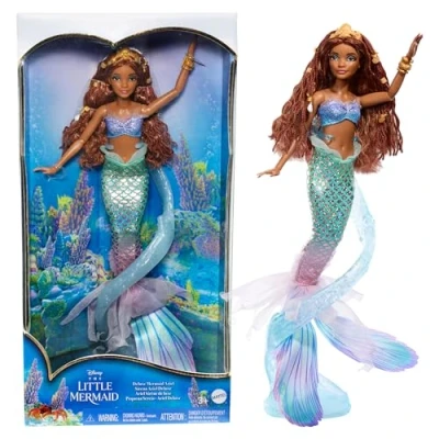 Bild av Mattel Disney Den lilla sjöjungfrun, lyxig Ariel sjöjungfrudocka med regnbågsskimrande sjöjungfrustjärt, hårpärlor och dockställ HNF42