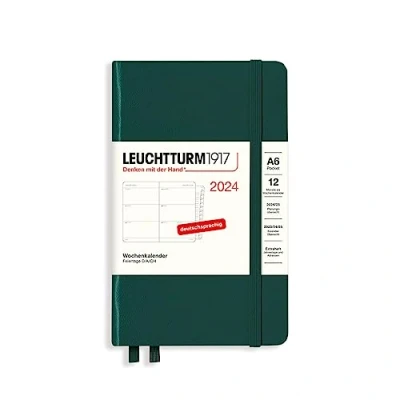 Bild av LEUCHTTURM1917 367623 Veckokalender ficka (A6) 2024, med extra häfte för adresser och årsdagar, skogsgrön, tyska, 12 månader