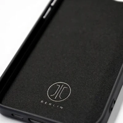 Bild av JT Berlin BackCase Pankow Soft silikonskal kompatibelt med Apple iPhone 16 Pro (flexibelt TPU skydd, trådlös laddning, skyddsfodral, förstärkta hörn) svart