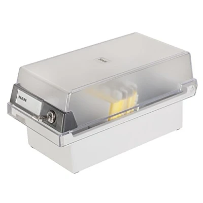 Bild av HAN 967 S 631, arkiveringsbox Special Edition A7 landskap. Innovativ, attraktiv design rymmer 800 kort med lås, justerbart lock levereras stor inskriptionsetikett, ljusgrå genomskinlig