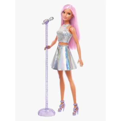 Bild av Barbie som popstjärna klädd i regnbågsskimrande kjol, med mikrofon och rosa hår. Present till barn är 3 7 år, JCW42