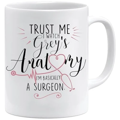 Bild av Trust Me I Watch Grey&#039;s Anatomy I&#039;m Basically A Surgeon keramisk kaffemugg gåvor till henne kaffeälskare mugg