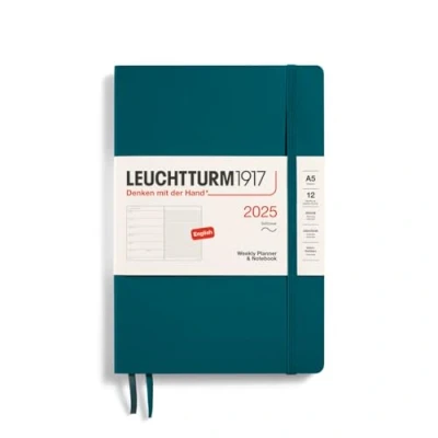 Bild av LEUCHTTURM1917 370756 Veckokalender och anteckningsbok 2025, medium A5 softcover 12 månaders planerare, linjerad pacific grön, engelsk