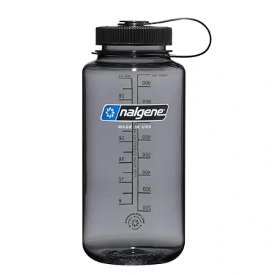 Bild av Nalgene Sustain Tritan BPA fri vattenflaska tillverkad med material härledd av 50% plastavfall, 32 uns, bred mun, grå svart lock