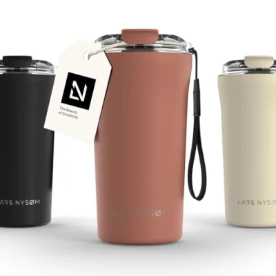 Bild av LARS NYSØM Thermo Kaffeebecher to go med bärrem &amp; Tritan lock er Travel Mug 0,5 liter isolering Läcksäker rostfri termosmugg för kaffe te (Brick Red, 500ml)