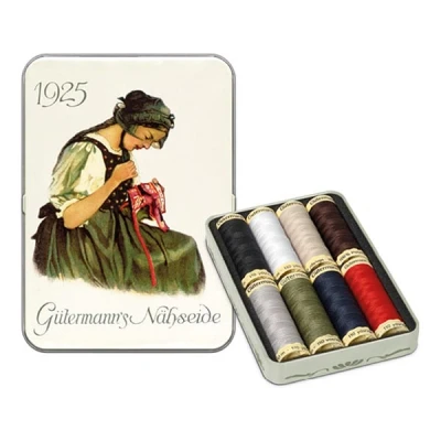 Bild av Nostalgilåda 1925 Sytrådsset Universaltrådar [ 100m 8 styck 13 x 9 2 cm ] Gütermann creativ