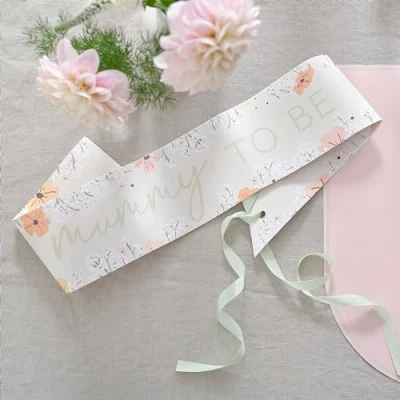 Bild av Ginger Ray Floral &#039;Mummy to Be&#039; pappersskärp med pastellgrönt band babyshower bärbart tillbehör 154 cm