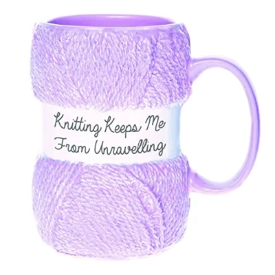Bild av &quot;Keeps Me From Unravelling&quot; stickad mugg Realistisk garn/ulldesign Rolig stickningspresent till henne