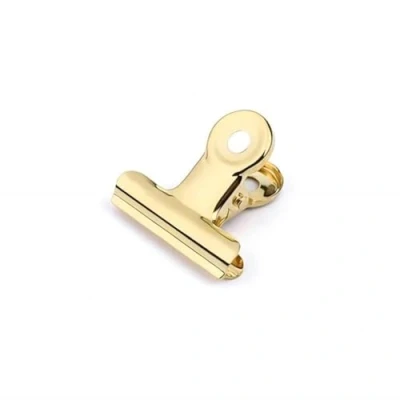 Bild av Coideal Små pappersklämmor i metall, 30 st mini guld gångjärnsklämmor pärm tjurklämmor för konsthantverk, foton, kontor (ljusguld, 22 mm)