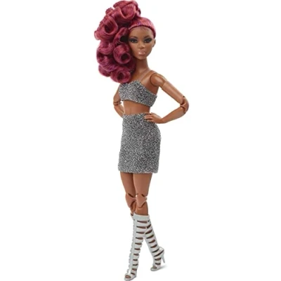 Bild av Barbie HCB77 Signature Looks docka (rött hår), fullt ledad modedocka med glittrig kort topp och kjol, gåva att samla, dockleksaker för barn från 6 år uppåt
