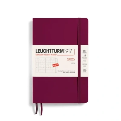 Bild av LEUCHTTURM1917 370804 månadsplanerare och anteckningsbok paperback (B6+) 2025, 16 månader, softcover, Port Red, engelska