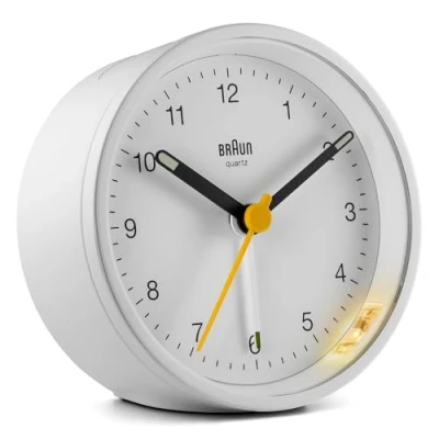 Bild av Braun Classic Analogue Alarm Clock with Snooze and Light, Quiet Quartz Movement, Crescendo Beep in White, model BC12W.