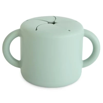 Bild av Mushie Snacksmugg Silikon Snackkopp för resor och hemma Läckagesäker Diskmaskinssäker Lätt att hålla småbarn Säker, Högkvalitativ hållbar första utrustning (Cambridge Blue)