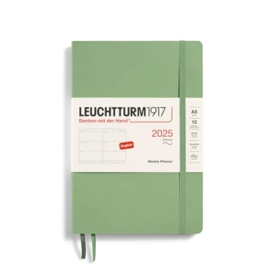 Bild av LEUCHTTURM1917 370788 Veckokalender 2025, medium A5 softcover 12 månaders planerare, linjerad salvia, engelska