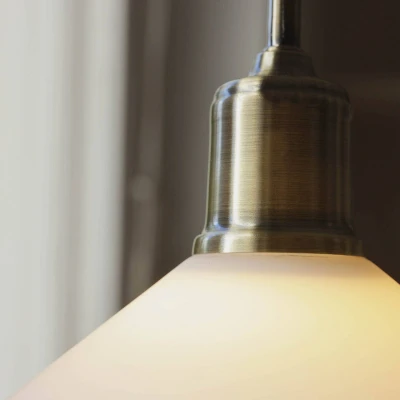 Bild av Markslöjd Hänglampa Vela, vit/gammelmässing, glas/järn Ø 25 cm plugg