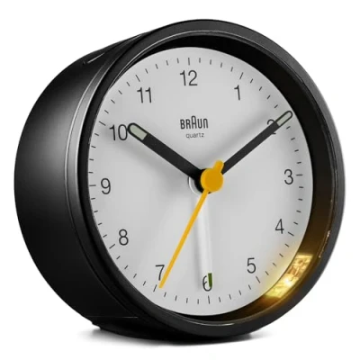 Bild av Braun Classic Analogue Alarm Clock with Snooze and Light, Quiet Quartz Movement, Crescendo Beep in Black White, model BC12BW.
