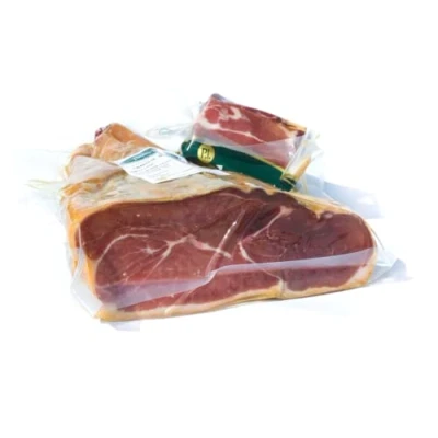 Bild av Spanska Serrano Skinka Urbenat. Vakuumförpackad Benfri Serranoskinka. skinka. Cured Center. skinkblock på ca 900grs. 15 18 månaders läkning. Benfria skinkor. Ham Spanien.
