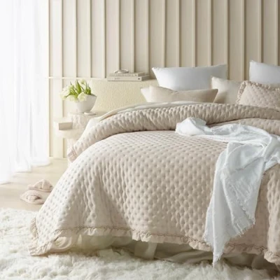 Bild av ROOM99 Molly elegant överkast i gräddvit, 200 x 220 cm, mångsidig filt som sängöverkast eller sofföverkast, för säng och soffa, täcke, stil, perfekt sängspread