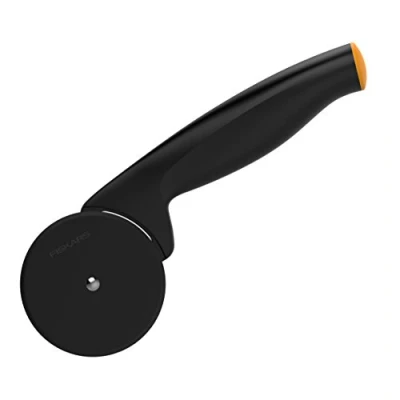 Bild av Fiskars pizzaskärare med skärhjul av högkvalitativ plast, längd: 19 cm, Functional Form, svart/orange, 1019533