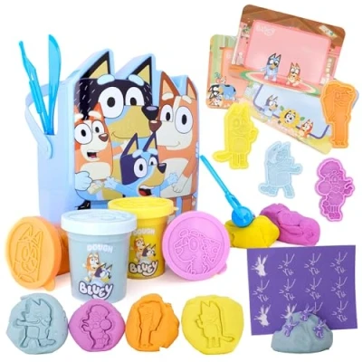 Bild av Toyland® 17 delad Bluey Dough hink Aktivitetsset 4 deg, 3 fräsar, 1 rulle, stämplar, avtorkningsbara lekskärmar och Konst hantverk Leksaker