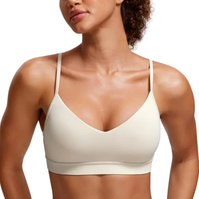 Bild av CRZ YOGA Butterluxe V ringad sport BH för kvinnor Justerbara tunna axelband Vadderad yogatopp Basic Bygellös linne Mojave Tan M