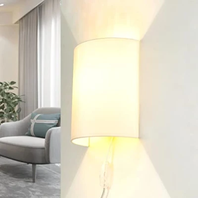 Bild av vägglampa med strömbrytare och stickpropp, interiör, sovrum, creme, tyg, B:20 cm, upp ner, indirekt, mysig, lågt bländskydd, modern