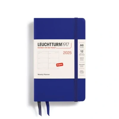Bild av LEUCHTTURM1917 370783 Veckokalender 2025, ficka A6 inbunden 12 månaders planerare, linjerad bläck och engelska