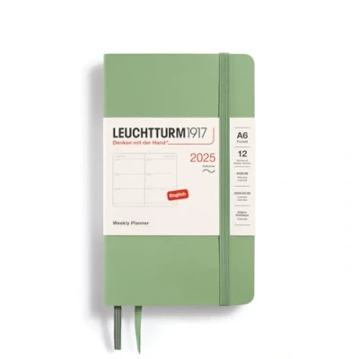 Bild av LEUCHTTURM1917 370684 Veckokalender 2025, Pocket A6 Softcover 12 månaders planerare, linjerad salvia, engelska