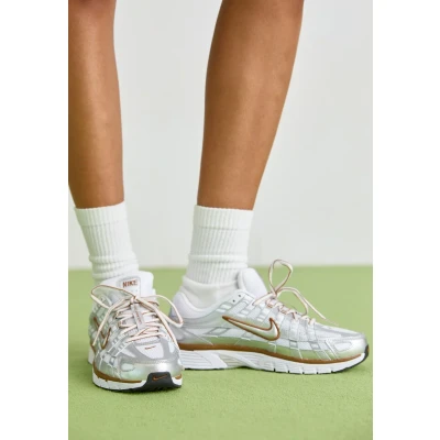 Bild av Nike Sportswear P 6000 Sneakers White/metallic silvercoloured/british tan/sail, Storlek: 43, silver coloured/british tan/sail