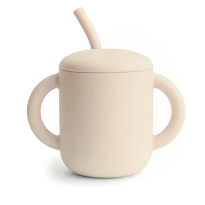 Bild av Mushie Träningsmugg Med Sugrör i Silikon Rekommenderad ålder: Från 6 månader Rymmer: Ca 175 ml Spillsäkra och halkfria handtag Material: 100% Livsmedelsgodkänd (Shifting Sand)