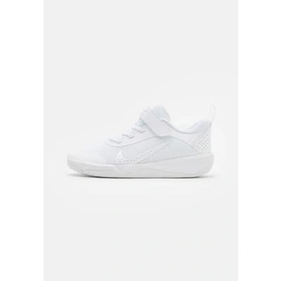 Bild av Nike Performance OMNI Multi Court Sneakers för barn, Storlek: 31, White/white pure platinum Textil/syntet