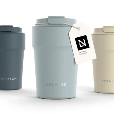 Bild av LARS NYSØM Thermo Kaffeebecher to go 380ml er Travel Mug 0,38 Liter med isolering Utsläppssäker rostfri termosmugg för kaffe och te på språng Teebägare (Sky Blue, 380ml)