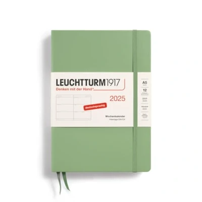 Bild av LEUCHTTURM1917 370545 Veckokalender 2025, medium A5 inbunden 12 månaders planerare, 80 g, linjerad salvia