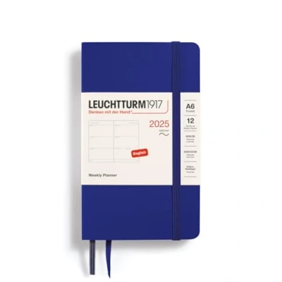 Bild av LEUCHTTURM1917 370687 Veckokalender 2025, Pocket A6 Softcover 12 månaders planerare, linjerad bläck och engelska