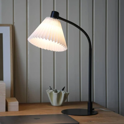 Bild av Markslöjd Mira bordslampa, svart/vit, järn/väv, höjd 59 cm