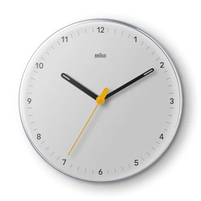Bild av Braun klassisk analog väggklocka med tyst svepande kvartsrörelse, lätt att läsa, 23 cm diameter i vitt, modell BC26W.
