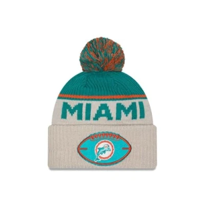 Bild av New Era Sideline 2024 Historic vintermössa laglogo retro NFL amerikansk fotboll beanie tofs pompon beige, Miami delfiner #34339, En Storlek