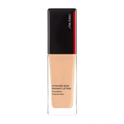 Bild av Shiseido Synchro Skin Radiant Lifting Foundation 240 Quartz 30 ml